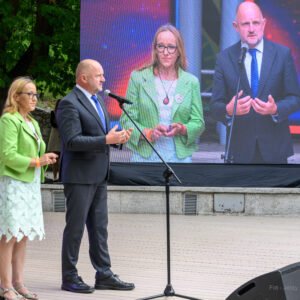 Zdjęcie przedstawia uczestników galu finałowej "Fundusz sołecki - najlepsza inicjatywa"