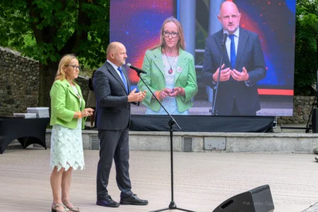 Zdjęcie przedstawia uczestników galu finałowej "Fundusz sołecki - najlepsza inicjatywa"