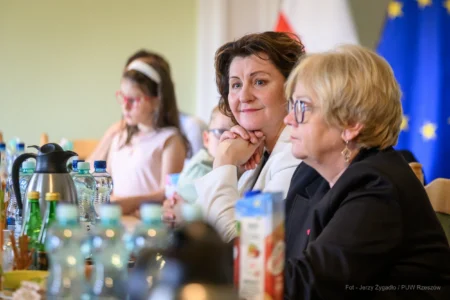 Zdjęcie przedstawia uczestników spotkania z rodzinami zastępczymi