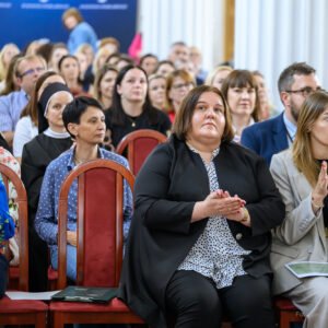 Zdjęcie przedstawia uczestników konferencji w sali kolumnowej PUW