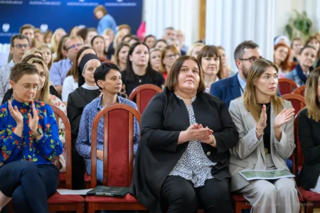 Zdjęcie przedstawia uczestników konferencji w sali kolumnowej PUW