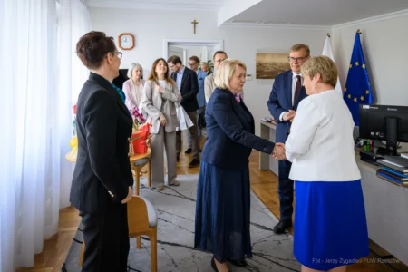 Zdjęcie przedstawia uczestników spotkania z szefową Służby Cywilnej Anitą Noskowską Piątkowską