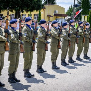 Zdjęcie przedstawia uczestników święta wojsk pancernych i zmechanizowanych