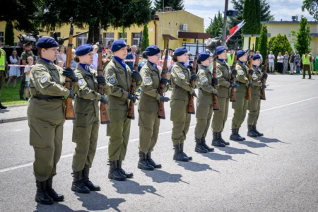 Zdjęcie przedstawia uczestników święta wojsk pancernych i zmechanizowanych