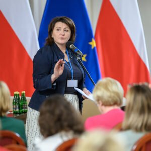 Zdjęcie przedstawia uczestników konferencji w sali kolumnowej PUW