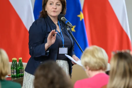 Zdjęcie przedstawia uczestników konferencji w sali kolumnowej PUW