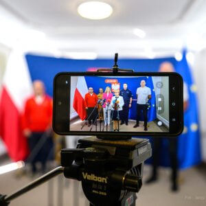 Zdjęcie przedstawia uczestników konferencji prasowej wojewody na temat bezpiecznych wakacji