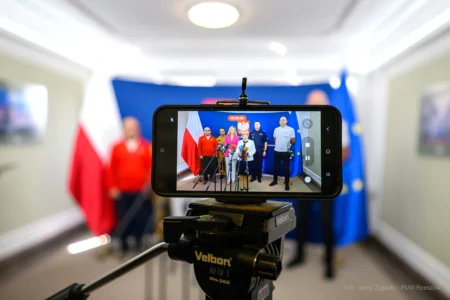 Zdjęcie przedstawia uczestników konferencji prasowej wojewody na temat bezpiecznych wakacji