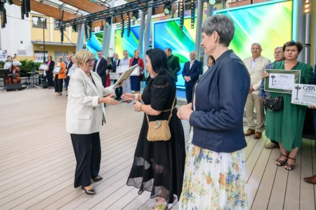 Zdjęcie przedstawia uczestników galu finałowej "Fundusz sołecki - najlepsza inicjatywa"