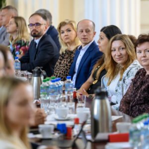 Zdjęcie przedstawia uczestników podpisania umów w ramach programów rządowych