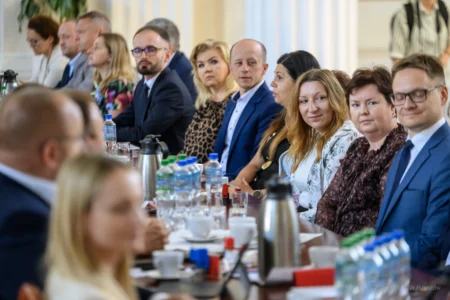 Zdjęcie przedstawia uczestników podpisania umów w ramach programów rządowych