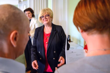 Zdjęcie przedstawia uczestników spotkania z rodzinami zastępczymi