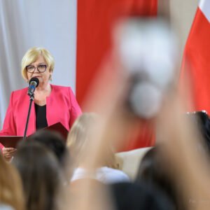 Zdjęcie przedstawia uczestników konferencji w sali kolumnowej PUW