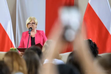 Zdjęcie przedstawia uczestników konferencji w sali kolumnowej PUW