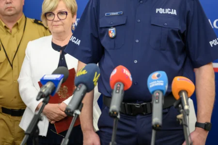 Zdjęcie przedstawia uczestników konferencji prasowej wojewody na temat bezpiecznych wakacji