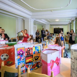 Zdjęcie przedstawia uczestników spotkania z rodzinami zastępczymi
