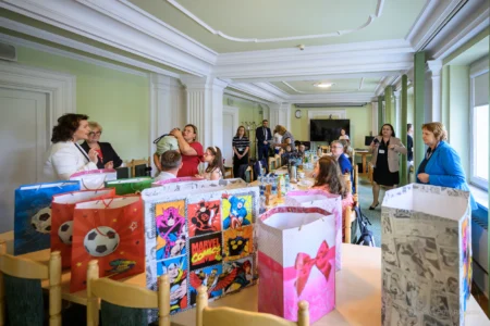 Zdjęcie przedstawia uczestników spotkania z rodzinami zastępczymi