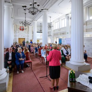 Zdjęcie przedstawia uczestników konferencji w sali kolumnowej PUW