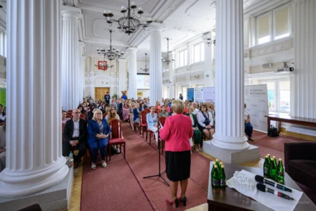 Zdjęcie przedstawia uczestników konferencji w sali kolumnowej PUW