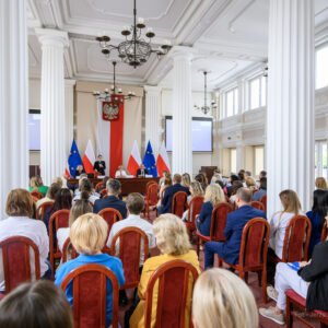Zdjęcie przedstawia uczestników spotkania z szefową Służby Cywilnej Anitą Noskowską Piątkowską