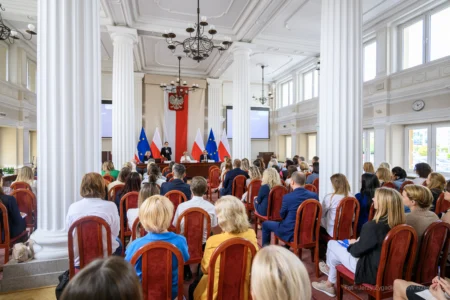 Zdjęcie przedstawia uczestników spotkania z szefową Służby Cywilnej Anitą Noskowską Piątkowską