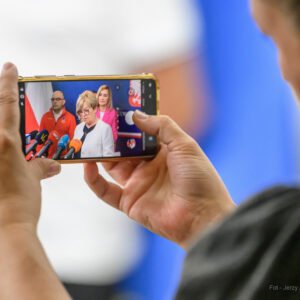 Zdjęcie przedstawia uczestników konferencji prasowej wojewody na temat bezpiecznych wakacji