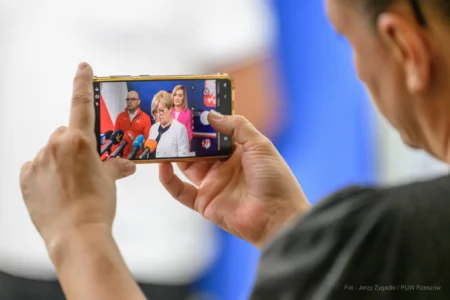 Zdjęcie przedstawia uczestników konferencji prasowej wojewody na temat bezpiecznych wakacji