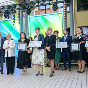 Zdjęcie przedstawia uczestników galu finałowej "Fundusz sołecki - najlepsza inicjatywa"