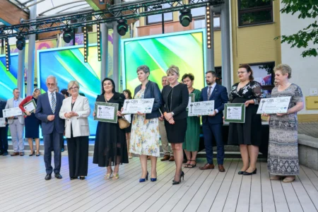 Zdjęcie przedstawia uczestników galu finałowej "Fundusz sołecki - najlepsza inicjatywa"