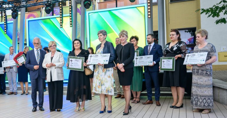 Zdjęcie przedstawia uczestników galu finałowej "Fundusz sołecki - najlepsza inicjatywa"