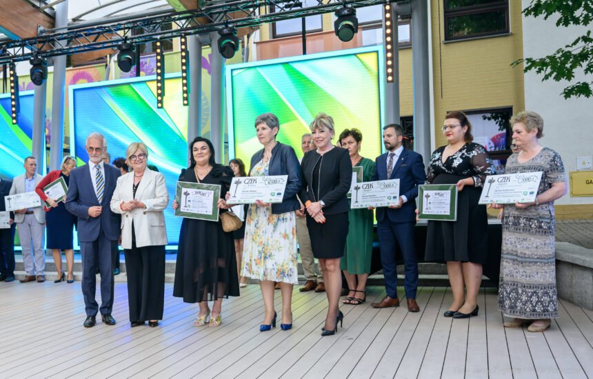 Zdjęcie przedstawia uczestników galu finałowej "Fundusz sołecki - najlepsza inicjatywa"
