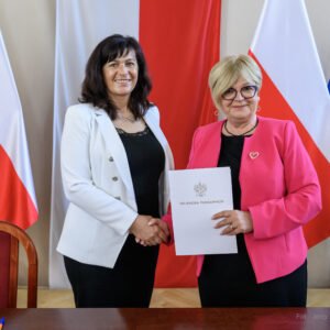 Zdjęcie przedstawia uczestników podpisania umów w ramach programów rządowych