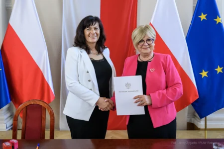 Zdjęcie przedstawia uczestników podpisania umów w ramach programów rządowych