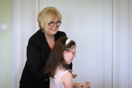 Zdjęcie przedstawia uczestników spotkania z rodzinami zastępczymi