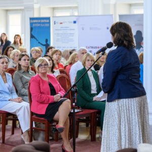 Zdjęcie przedstawia uczestników konferencji w sali kolumnowej PUW