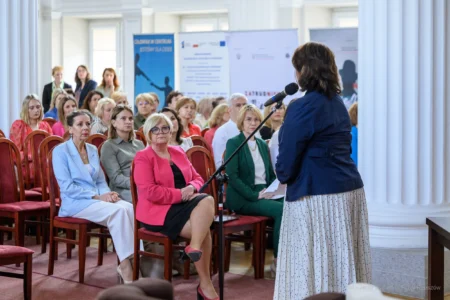 Zdjęcie przedstawia uczestników konferencji w sali kolumnowej PUW
