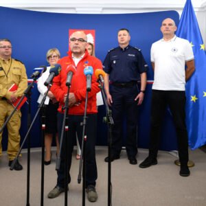 Zdjęcie przedstawia uczestników konferencji prasowej wojewody na temat bezpiecznych wakacji