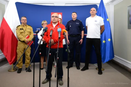 Zdjęcie przedstawia uczestników konferencji prasowej wojewody na temat bezpiecznych wakacji