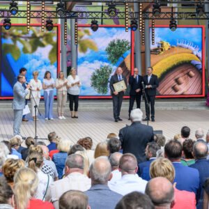 Zdjęcie przedstawia uczestników galu finałowej "Fundusz sołecki - najlepsza inicjatywa"