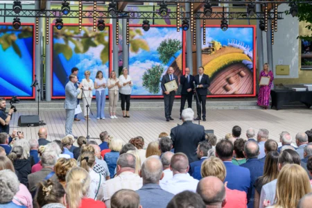 Zdjęcie przedstawia uczestników galu finałowej "Fundusz sołecki - najlepsza inicjatywa"