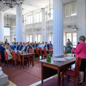 Zdjęcie przedstawia uczestników podpisania umów w ramach programów rządowych