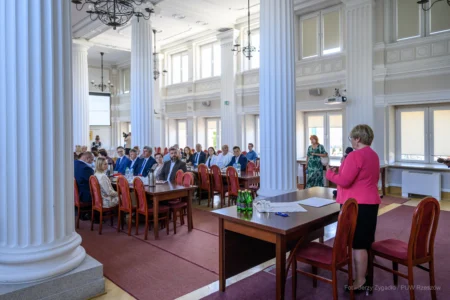 Zdjęcie przedstawia uczestników podpisania umów w ramach programów rządowych