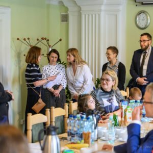 Zdjęcie przedstawia uczestników spotkania z rodzinami zastępczymi