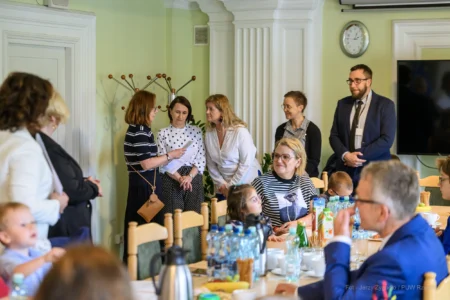 Zdjęcie przedstawia uczestników spotkania z rodzinami zastępczymi