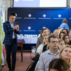 Zdjęcie przedstawia uczestników konferencji w sali kolumnowej PUW