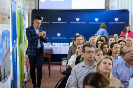 Zdjęcie przedstawia uczestników konferencji w sali kolumnowej PUW