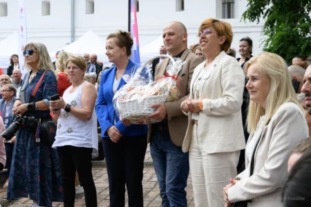 Zdjęcie przedstawia uczestników galu finałowej "Fundusz sołecki - najlepsza inicjatywa"