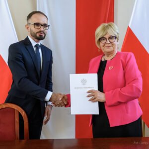 Zdjęcie przedstawia uczestników podpisania umów w ramach programów rządowych