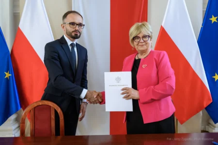 Zdjęcie przedstawia uczestników podpisania umów w ramach programów rządowych