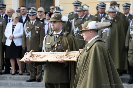 Zdjęcie przedstawia uczestników obchodów Święta 21 Brygady Strzelców Podhalańskich